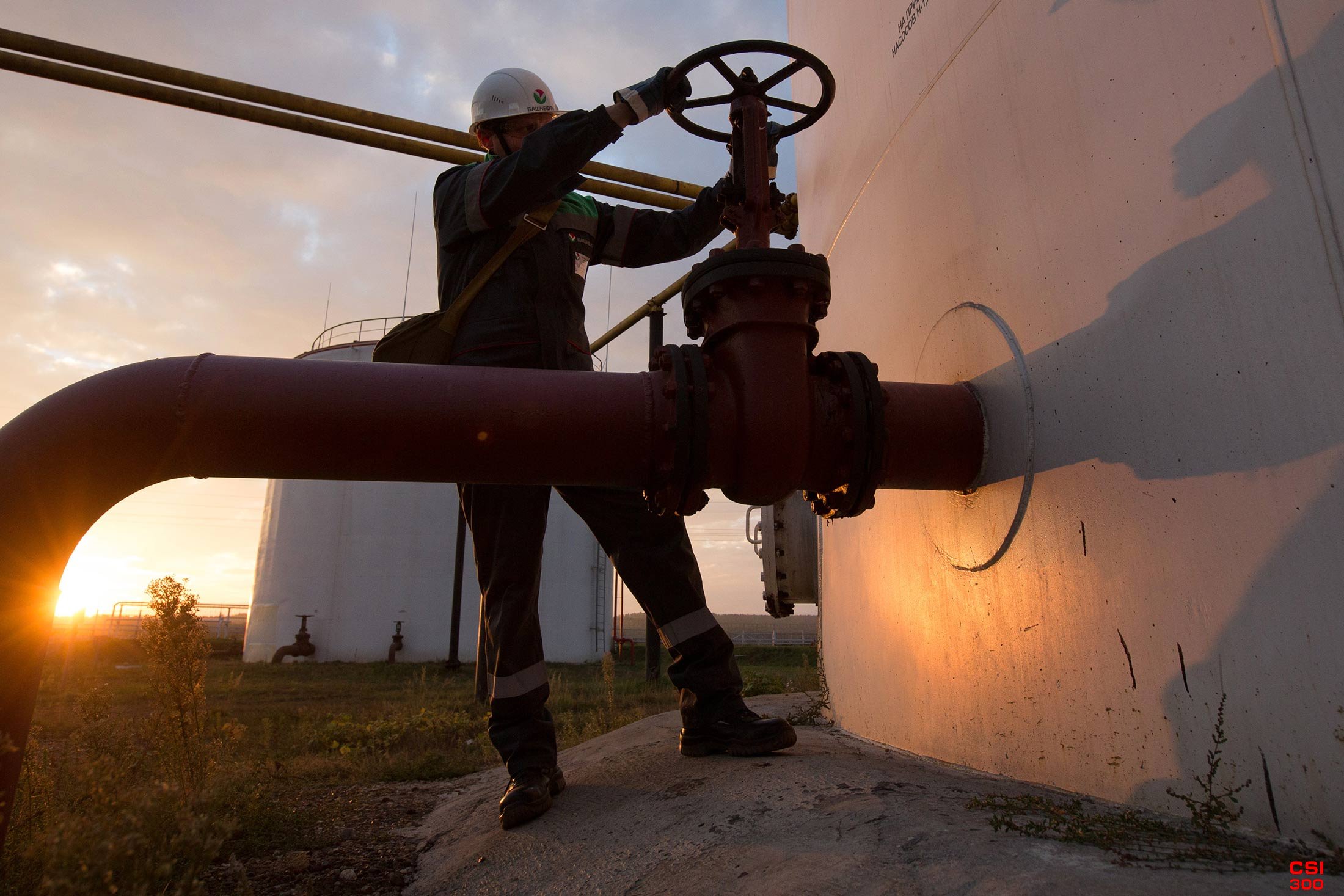 如果OPEC+成员国履行自愿减产的承诺 石油价格可能在2024年达到每桶100美元