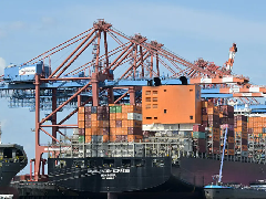 加税使美国对中国集装箱起重机的关税高达125%至270%