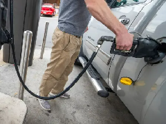 美国汽油价格跌至疫情以来的最低点