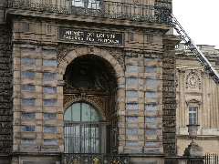 检察官表示 卢浮宫珠宝盗窃案的嫌疑人在巴黎附近被捕