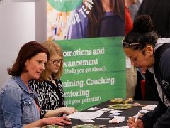 延迟发布的9月报告显示美国新增11.9万个就业岗位超预期 失业率升至4.4%