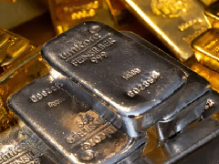 白银在历史性的年底反弹中飙升至创纪录的80美元以上